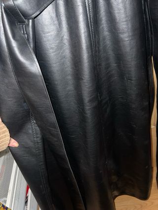 Gabardina khy piel sintética negra