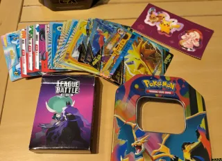 Lote 150 Cartas Pokémon + Lata Charizard + extras