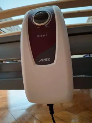 Cama geriátrica madera y colchón azul