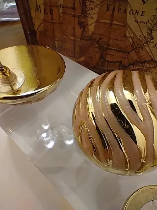 Orecchini a perno smaltati oro e beige