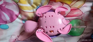 Tortuga ponedora de huevos morada y rosa