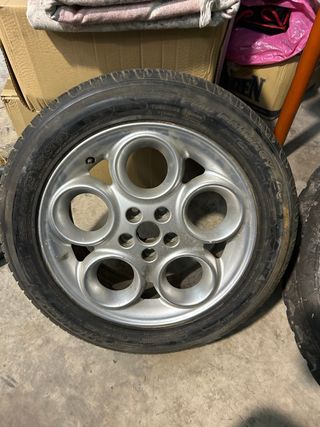 Llanta Alfa Romeo 16 con cubierta