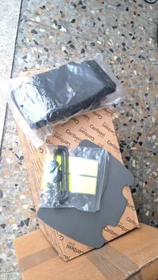 Bauletto per moto nero con inserti carbon look