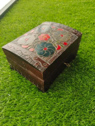 Caja joyero de madera decorada