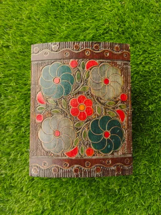 Caja joyero de madera decorada