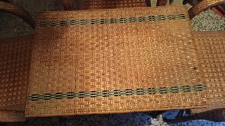 Mesa y sillas mimbre antiguas