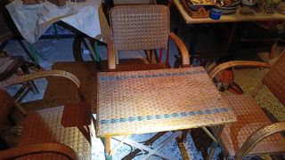 Mesa y sillas mimbre antiguas