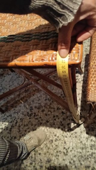 Mesa y sillas mimbre antiguas