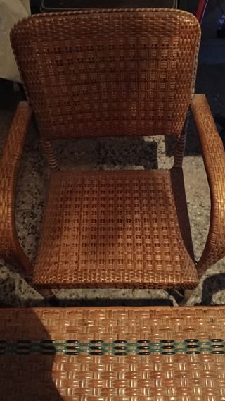 Mesa y sillas mimbre antiguas