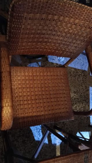 Mesa y sillas mimbre antiguas