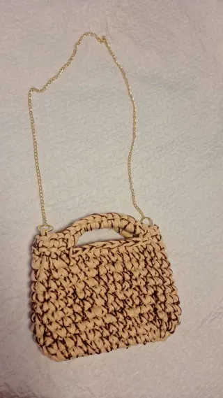 Bolso tejido a mano beige y marrón