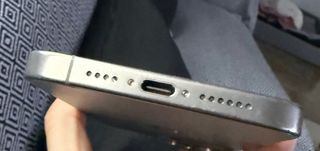 iPhone 15 Pro Max 256GB Plata - Pantalla y Esquina