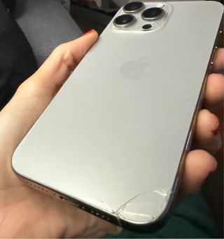 iPhone 15 Pro Max 256GB Plata - Pantalla y Esquina