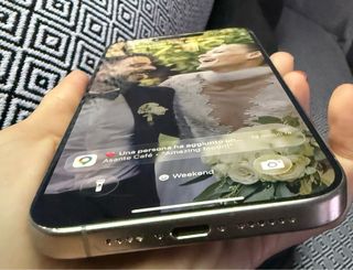 iPhone 15 Pro Max 256GB Plata - Pantalla y Esquina