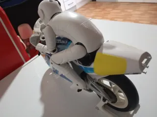 Suzuki RGV 500 RC 1/8
