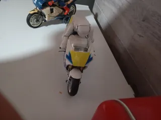 Suzuki RGV 500 RC 1/8