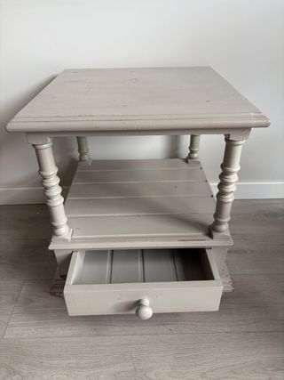 Mesa auxiliar cuadrada. Madera de pino. Color gris