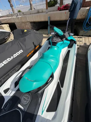Moto de agua Sea-Doo GTX azul y blanca 130cv
