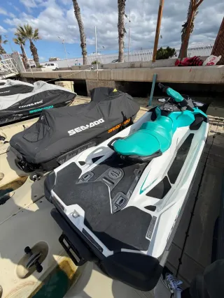 Moto de agua Sea-Doo GTX azul y blanca 130cv