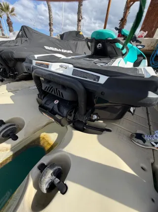 Moto de agua Sea-Doo GTX azul y blanca 130cv