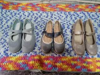 Zapatos de mujer grises y plateados