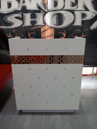 Mostrador recepción blanco con detalles