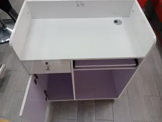 Mostrador recepción blanco con detalles