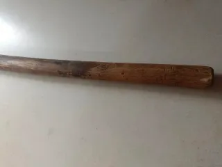 Antigua Hacha de Madera y Metal