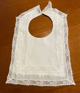 Babero de batista y encaje Valenciennes