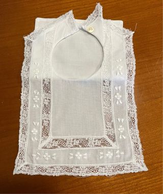 Babero de batista y encaje Valenciennes