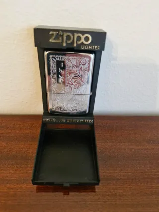 Accendino vintage inciso