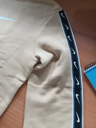 Sudadera Nike Beige con Logo