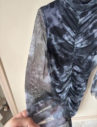 Vestito nero con macchie grigie