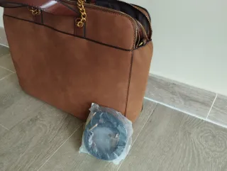 Bolso maletín mujer marrón con cadena dorada