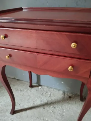 Mesita auxiliar caoba con cajones