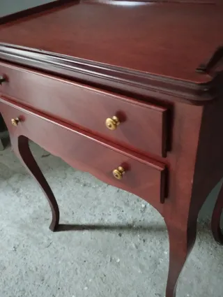 Mesita auxiliar caoba con cajones