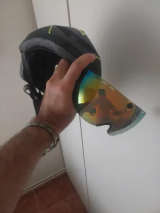 Casco de bici negro con visera