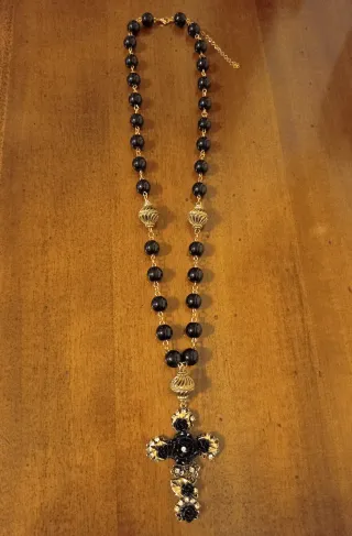Collana perle nere con croce gioiello