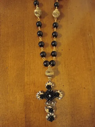 Collana perle nere con croce gioiello