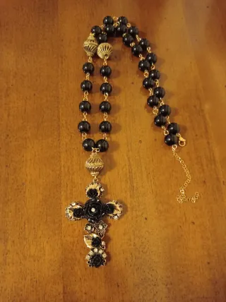 Collana perle nere con croce gioiello