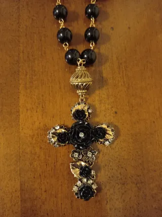 Collana perle nere con croce gioiello