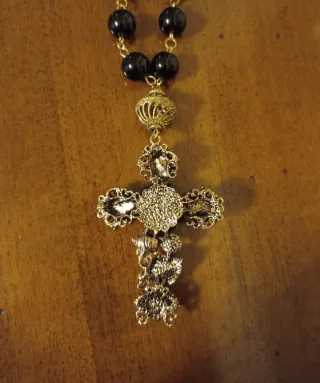Collana perle nere con croce gioiello