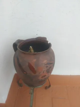 Tinaja de barro con pie