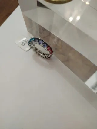 Fedina con pietre colorate