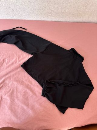 Blusa corta elegante negra manga larga