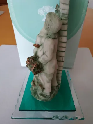 Coppia disposi omaggiano la Madonna con dei fiori