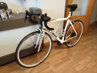 Bicicleta de carretera BTWIN CF700
