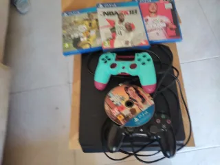 PS4 (PlayStation 4) con juegos y mandos
