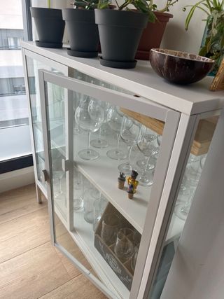 Vitrina Kenay Home Metal Blanco y Cristal 90cm