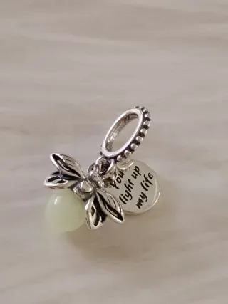 Charm Luciérnaga brilla en la oscuridad